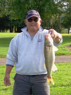 larry21incherwalleyesauvieislebridge.jpg